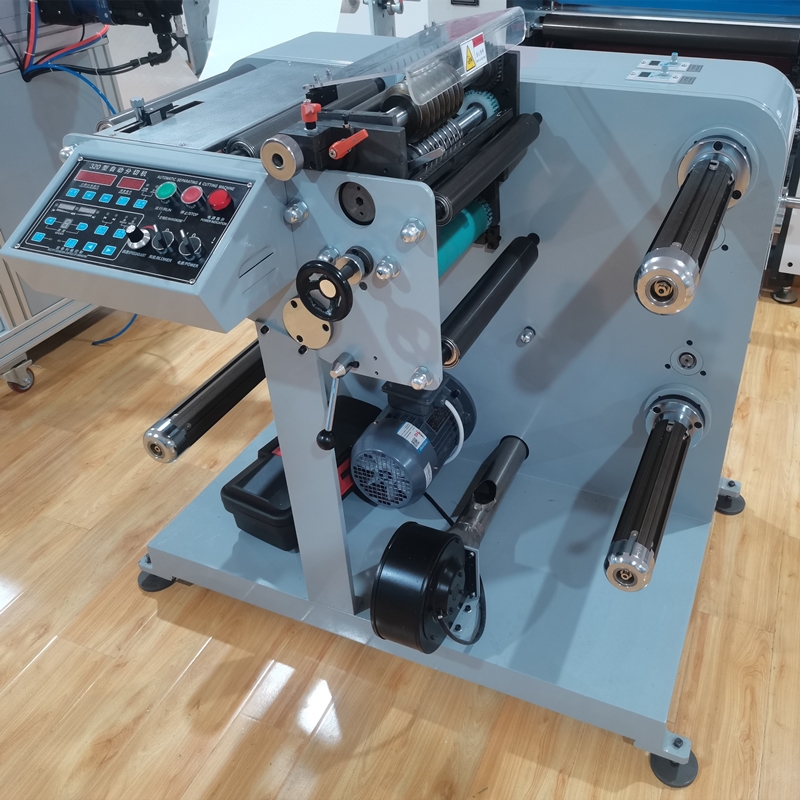 Machine de refendage et de rembobinage de ruban adhésif double face pour les matériaux imprimés