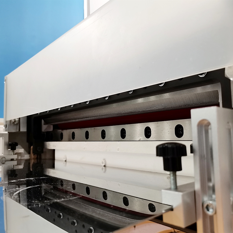 Découpeuse automatique de bandes de tissu avec système de déroulement automatique