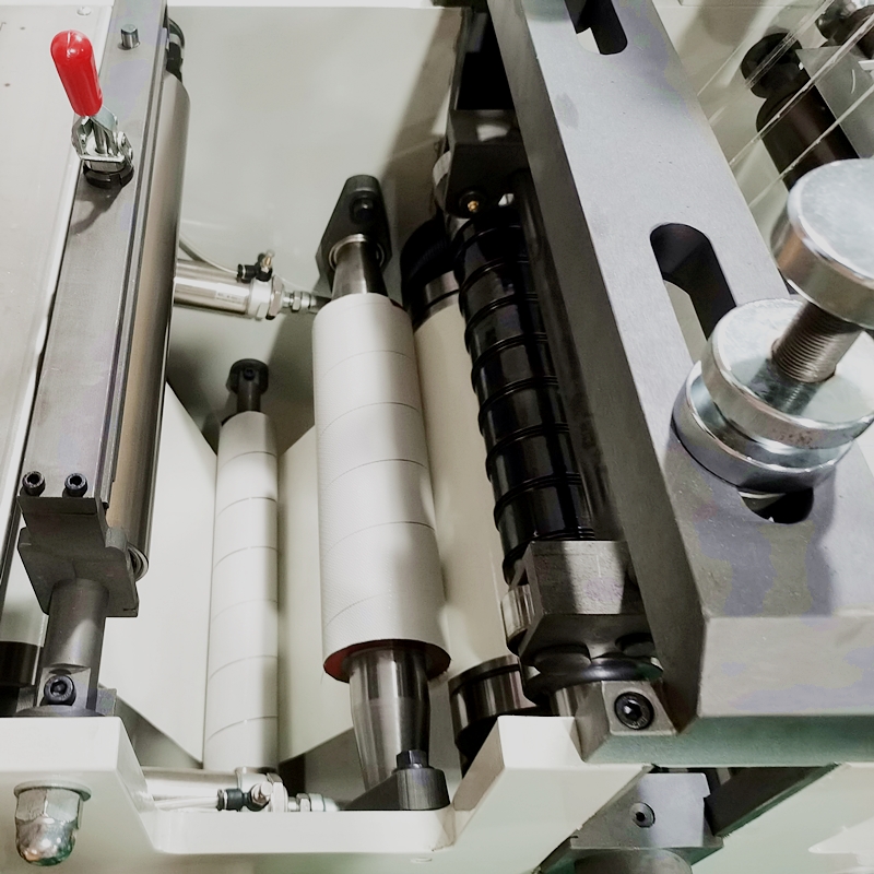Machine de découpe d'étiquettes rotatives de refendage rouleau à rouleau